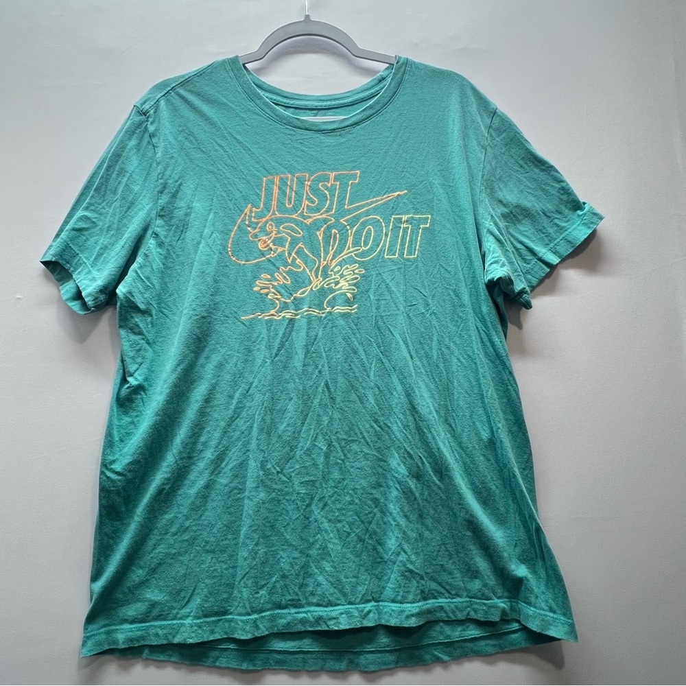 Nike Men's Green Graphic T-Shirt